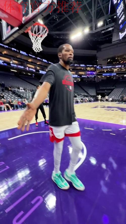 严阵以待！火箭社媒晒火箭球员进行赛前热身的花絮视频