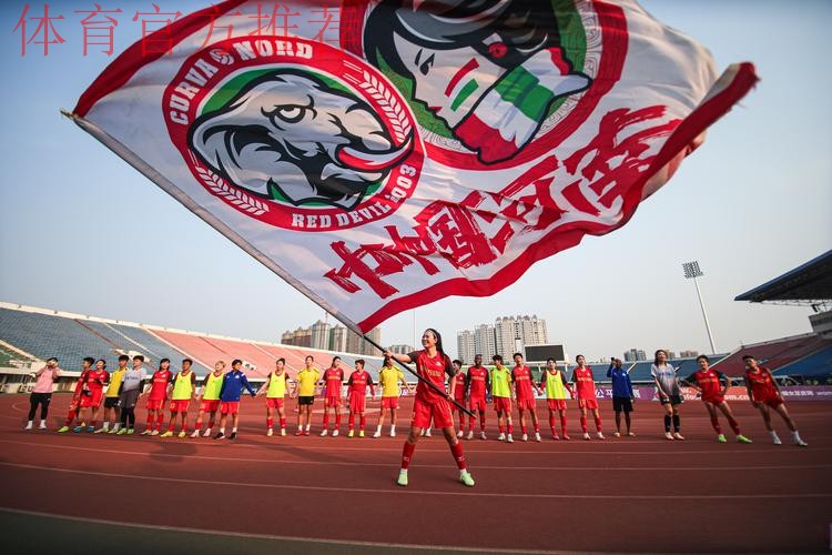 [组图]年维泗、陈成达、张吉龙获“足球事业杰出贡献奖”