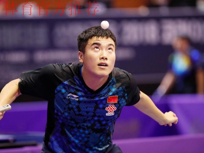 国乒梁靖崑赛场幽默捡球引欢笑