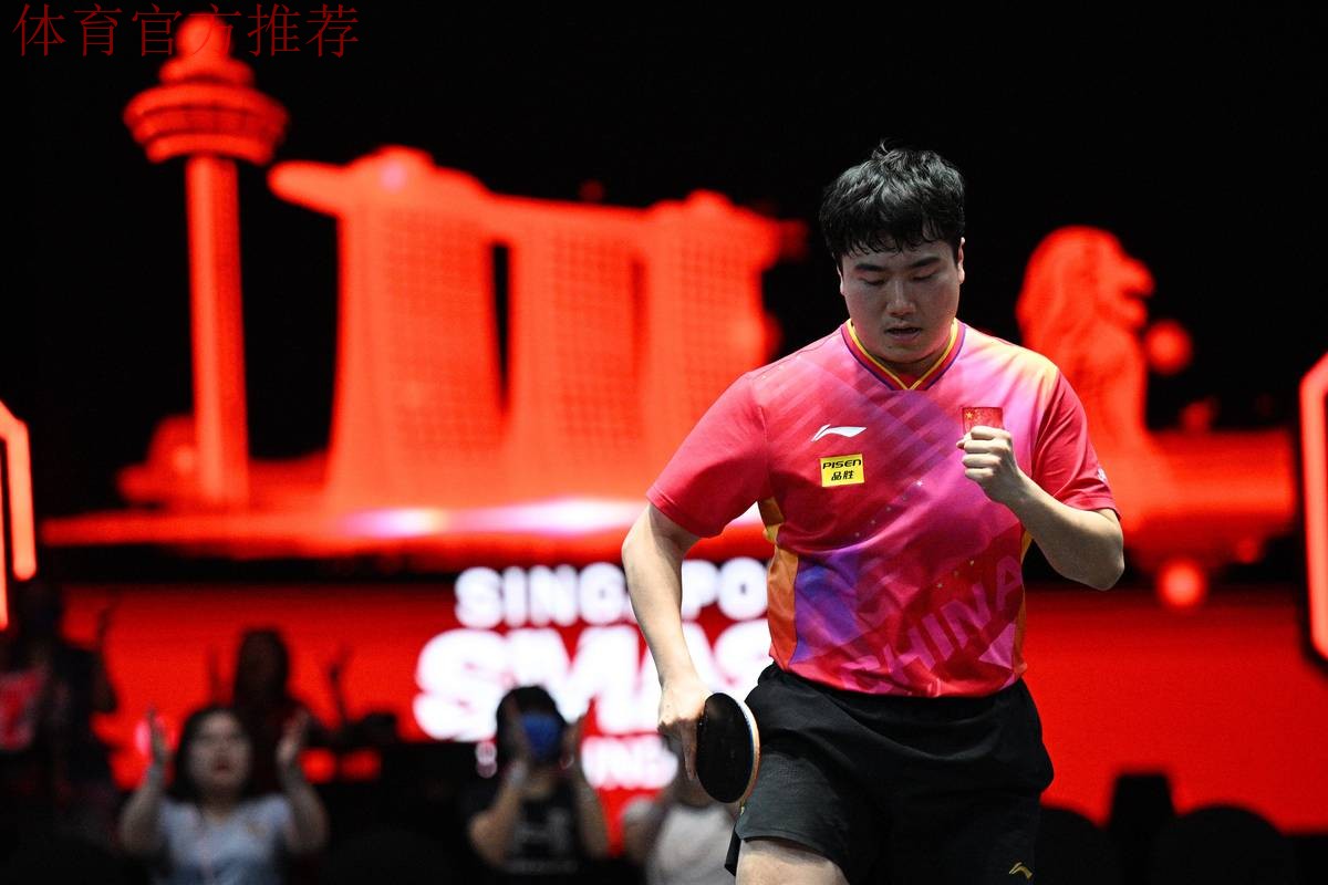 国乒梁靖崑赛场幽默捡球引欢笑