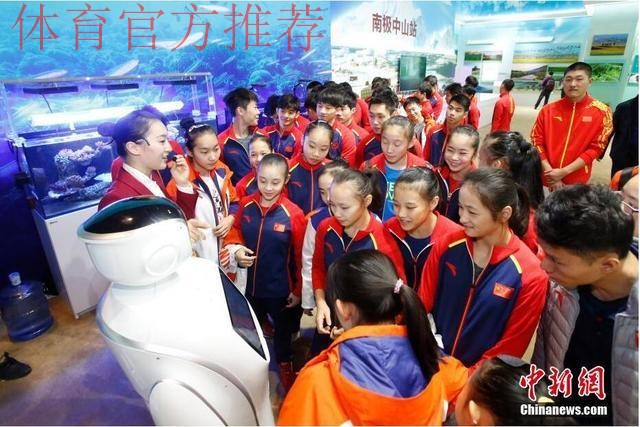 2001年龄段优秀球员集体参观“砥砺奋进的五年”大型成就展