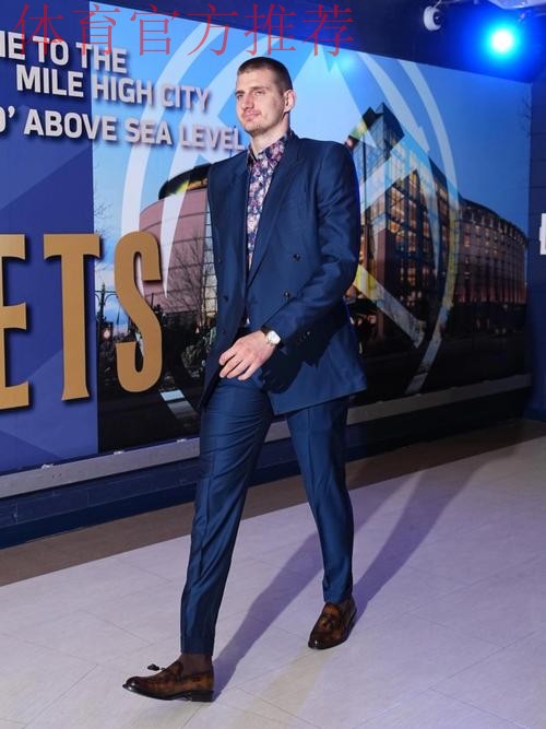 西装暴徒！掘金官媒晒约基奇入场穿搭照：迎接约基奇时刻